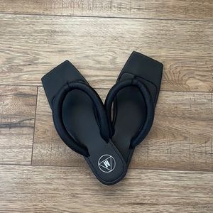 Black Misguided flip flops